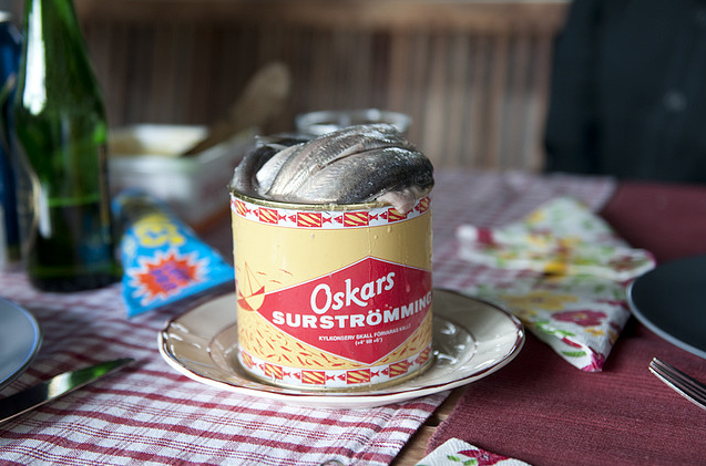 スウェーデン発祥の臭い缶詰,シューストラミングの正しい食べ方